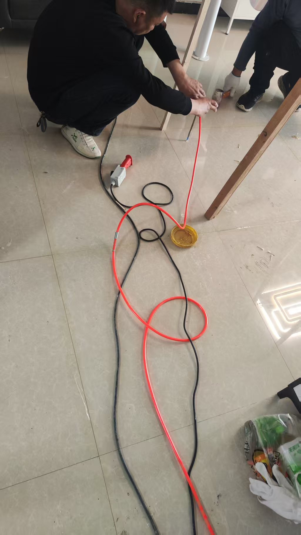 徐州铜山新区久隆凤凰城阳台墙砖空鼓修复，专业师傅正在进行微创注浆作业