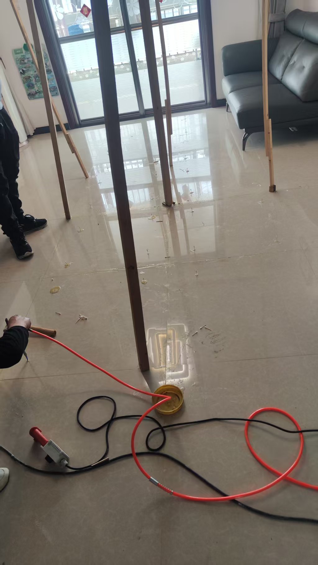 徐州铜山新区久隆凤凰城瓷砖空鼓修复完成，进行收尾清理工作