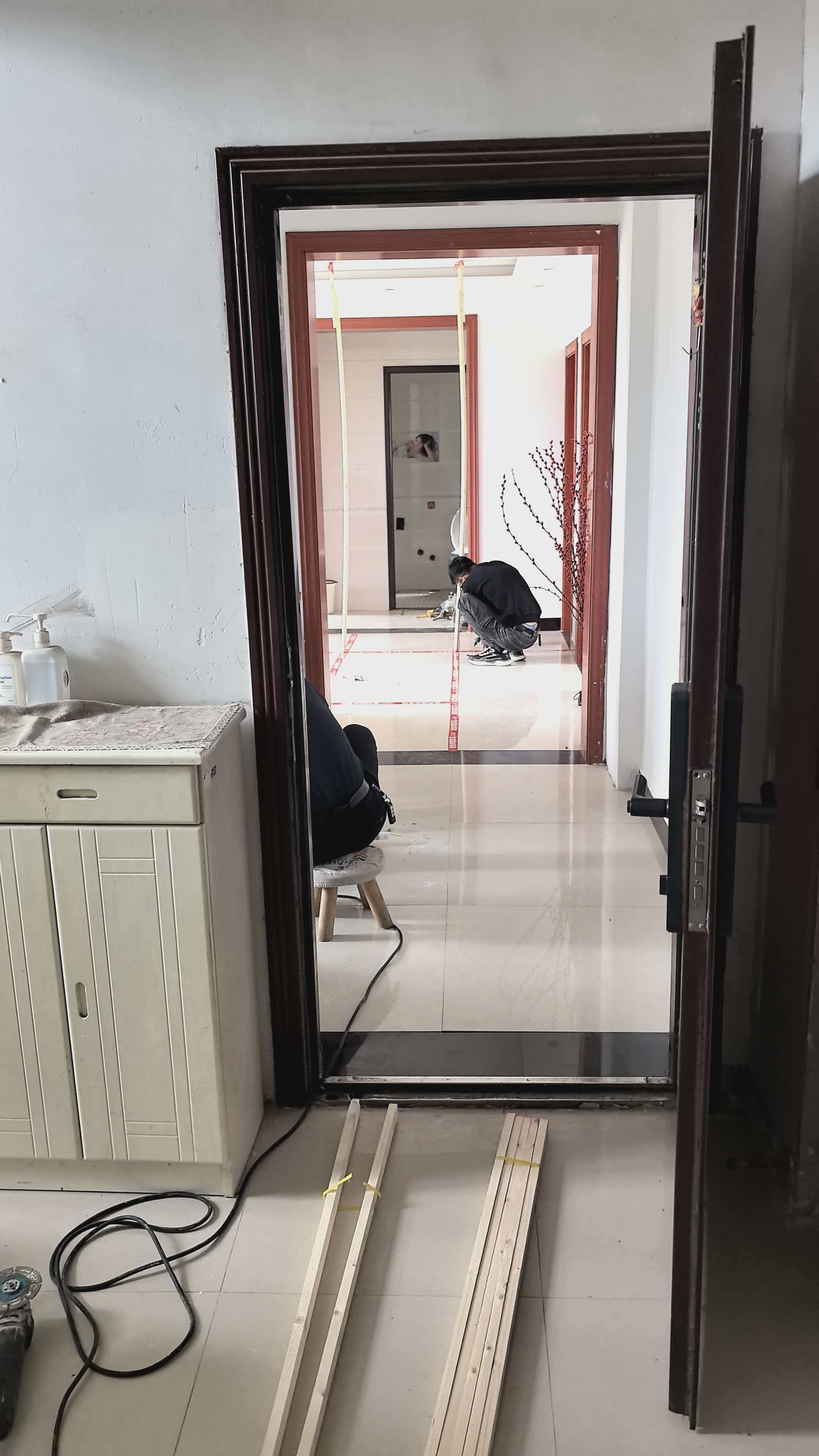 徐州云龙区东城丽景小区客厅地砖空鼓修复施工中，专业师傅正在进行注浆作业