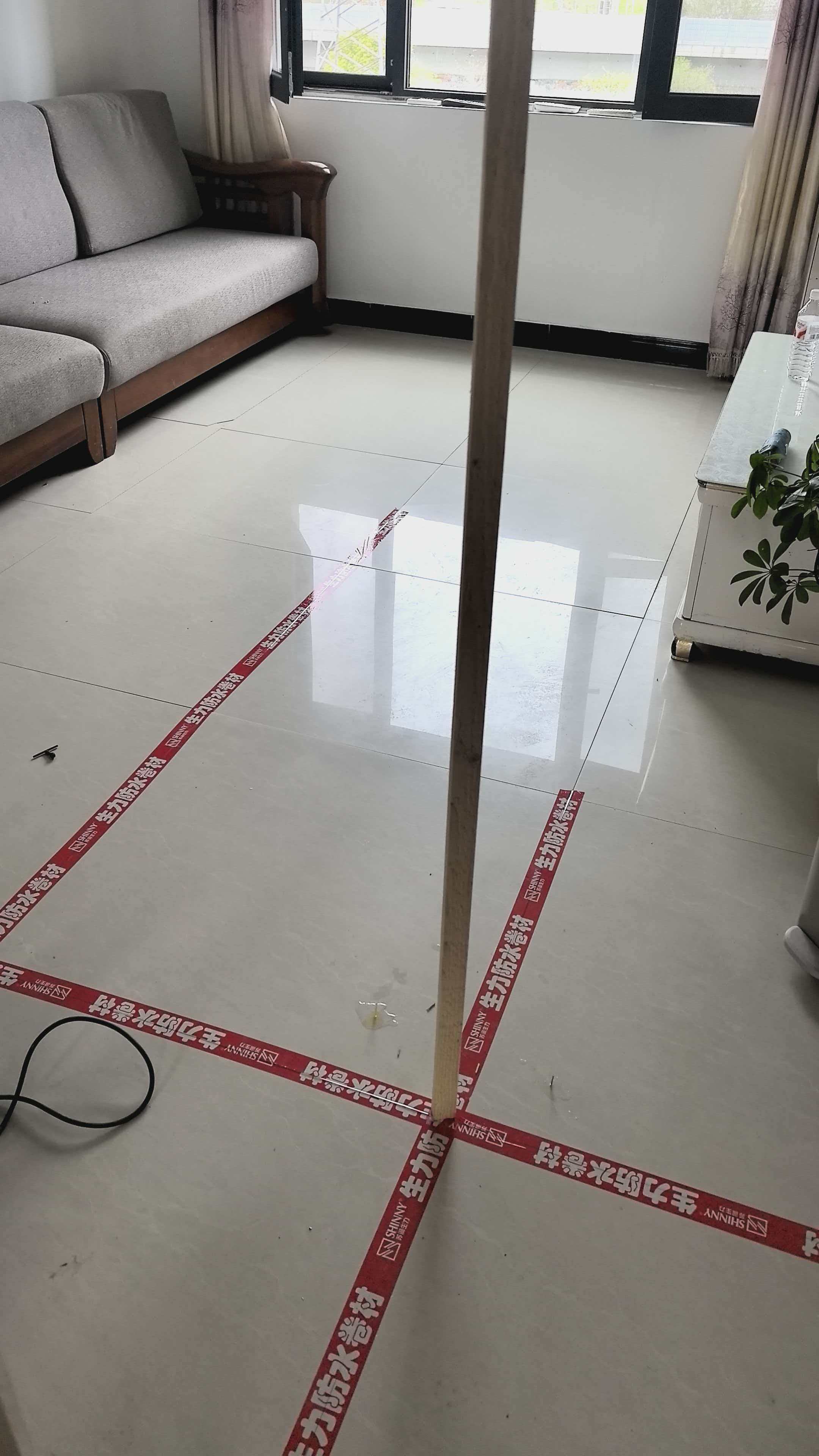 徐州云龙区东城丽景小区瓷砖空鼓修复完成，正在进行清洁和复检